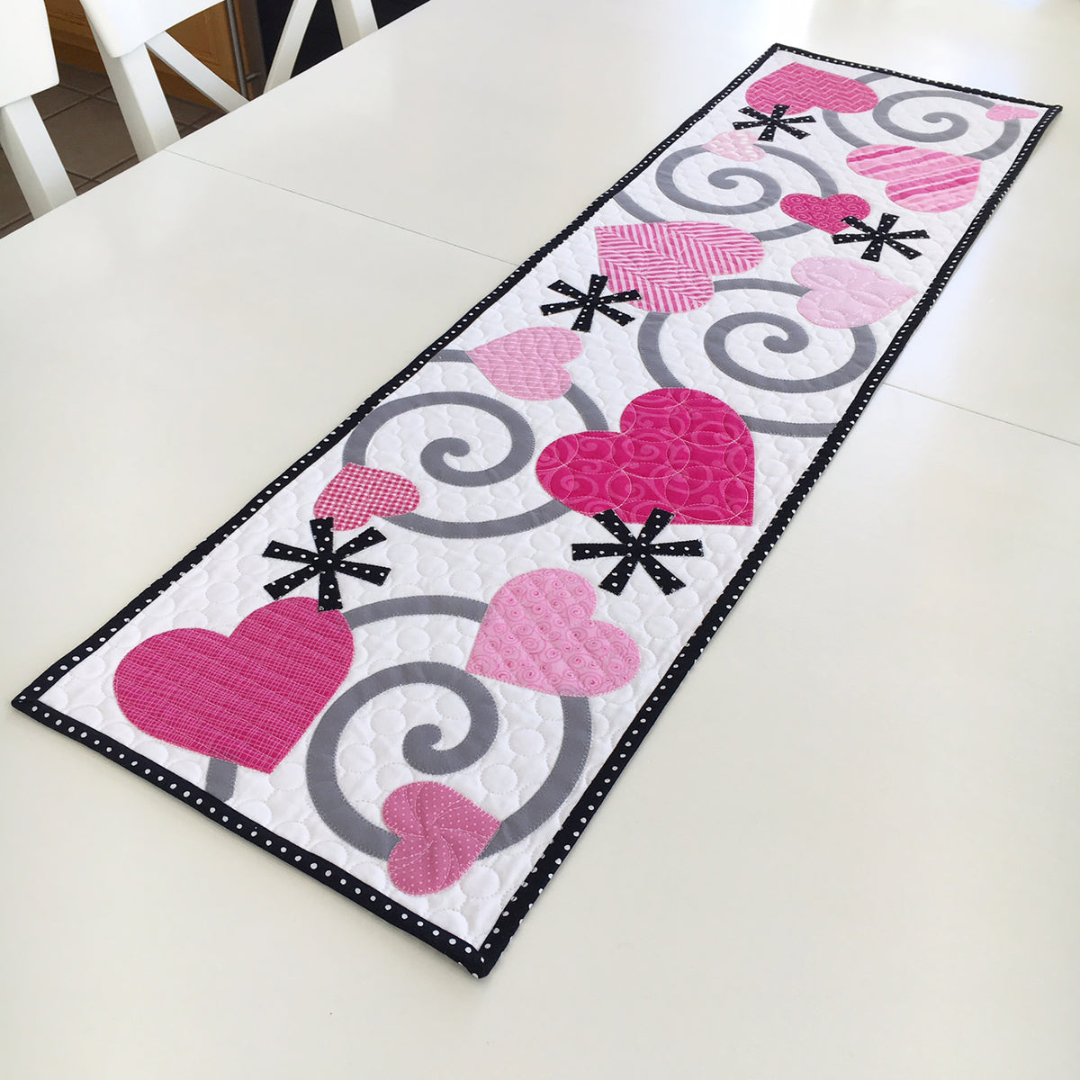 Valentine's Table Runner AQ-116e - Downloadable Pattern