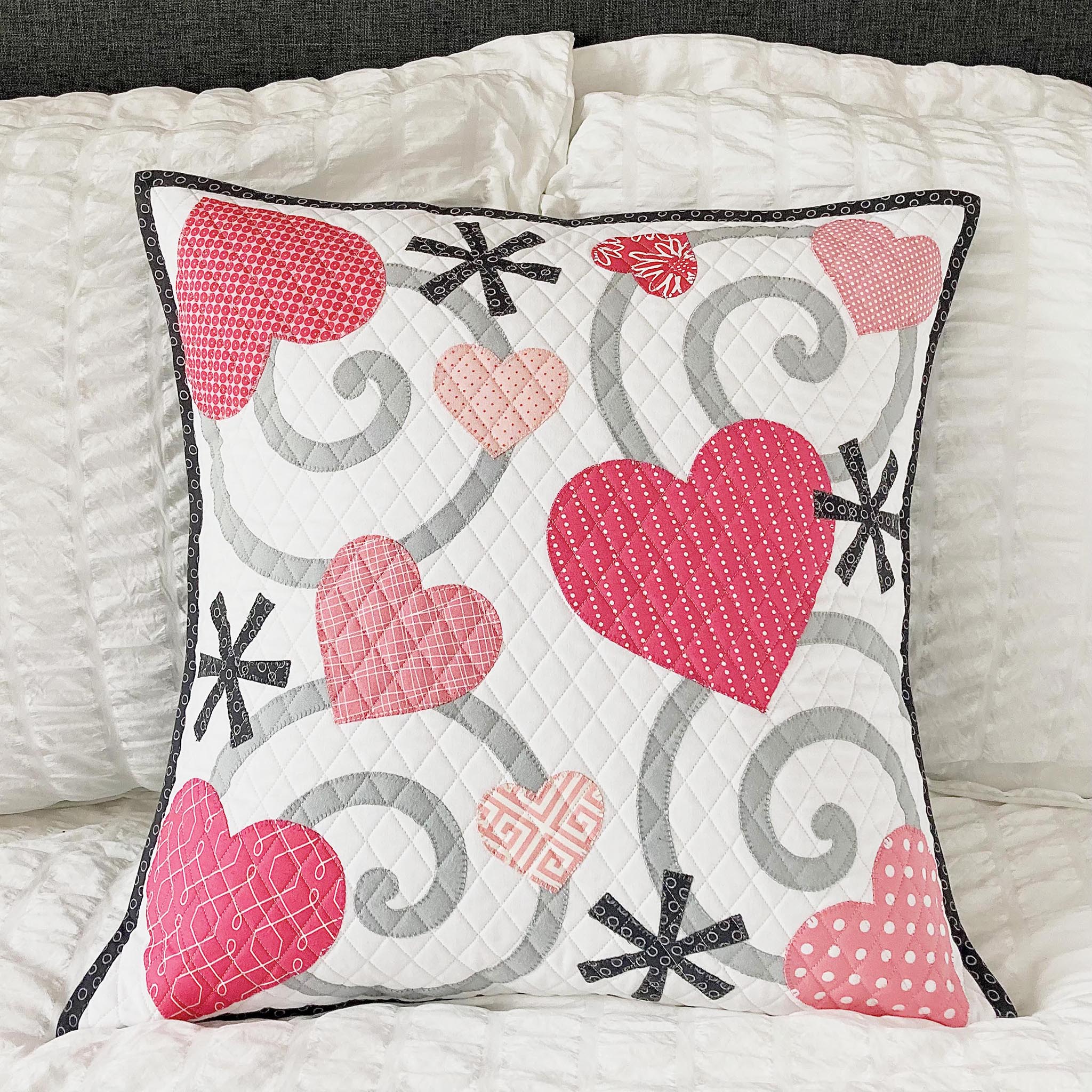 Hearts & Swirls Pillow AQ-124e - Downloadable Pattern – QuiltWoman.com
