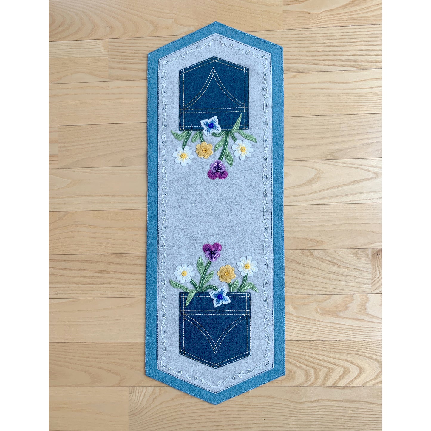 Posies In My Pocket Table Runner Pattern DBM-035w - Wholesale Product