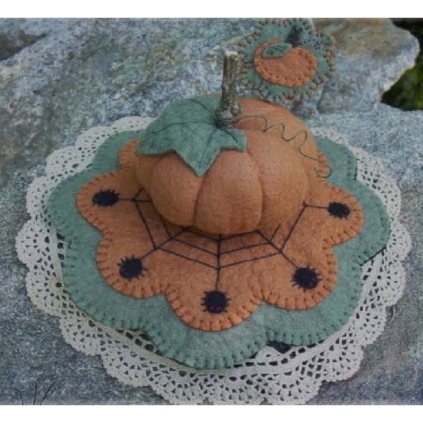 Pumpkin & Spiders Pincushion and Mini Penny Rug Pattern PLP-106 - Paper Pattern