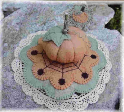 Pumpkin & Spiders Pincushion and Mini Penny Rug Pattern PLP-106 - Paper Pattern